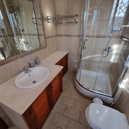 Com 3 Quartos Em Frente A Apartamento *