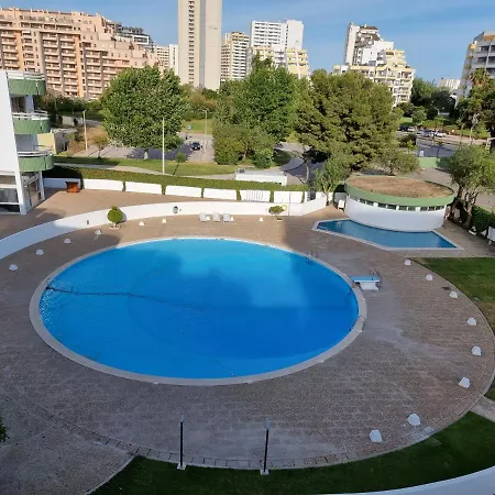 Com 3 Quartos Em Frente A