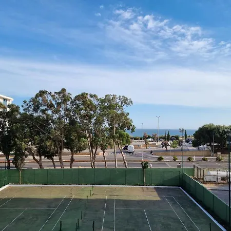 Com 3 Quartos Em Frente A Apartamento *