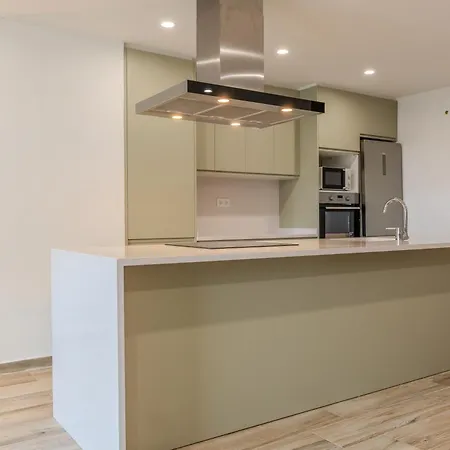 Com 3 Quartos Em Frente A Apartamento *