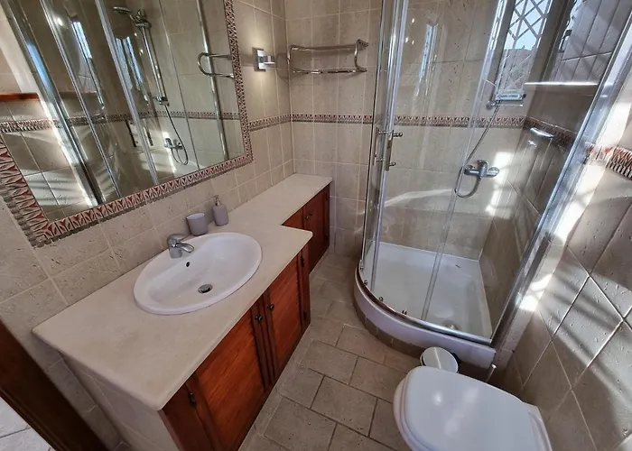 Com 3 Quartos Em Frente A 아파트 *