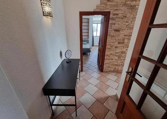 Com 3 Quartos Em Frente A 아파트 *