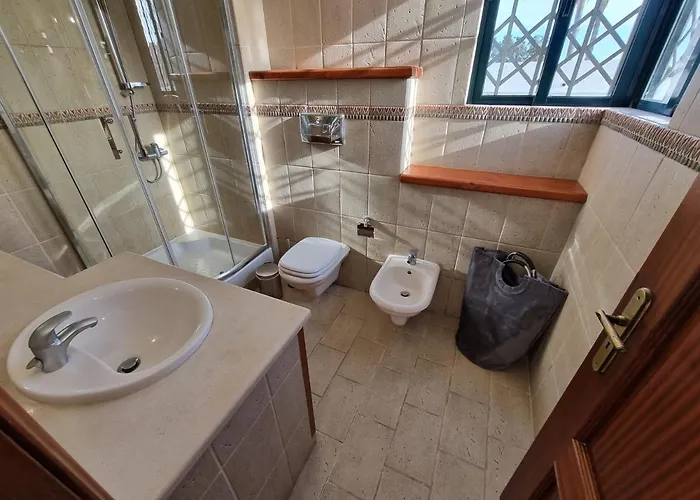 Com 3 Quartos Em Frente A 아파트 *