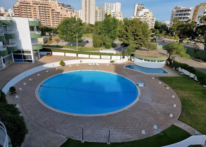 Com 3 Quartos Em Frente A