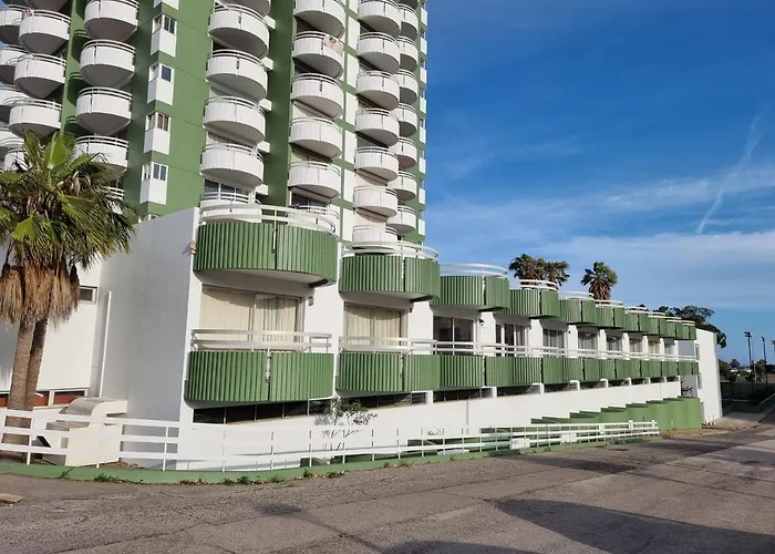 Com 3 Quartos Em Frente A 아파트 *