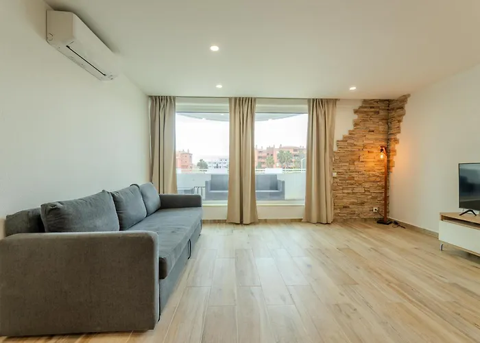 Com 3 Quartos Em Frente A 아파트